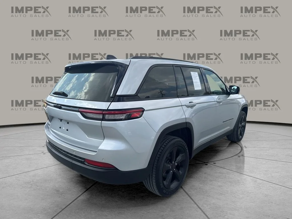 Used 2024 Silver Jeep Altitude X image 5