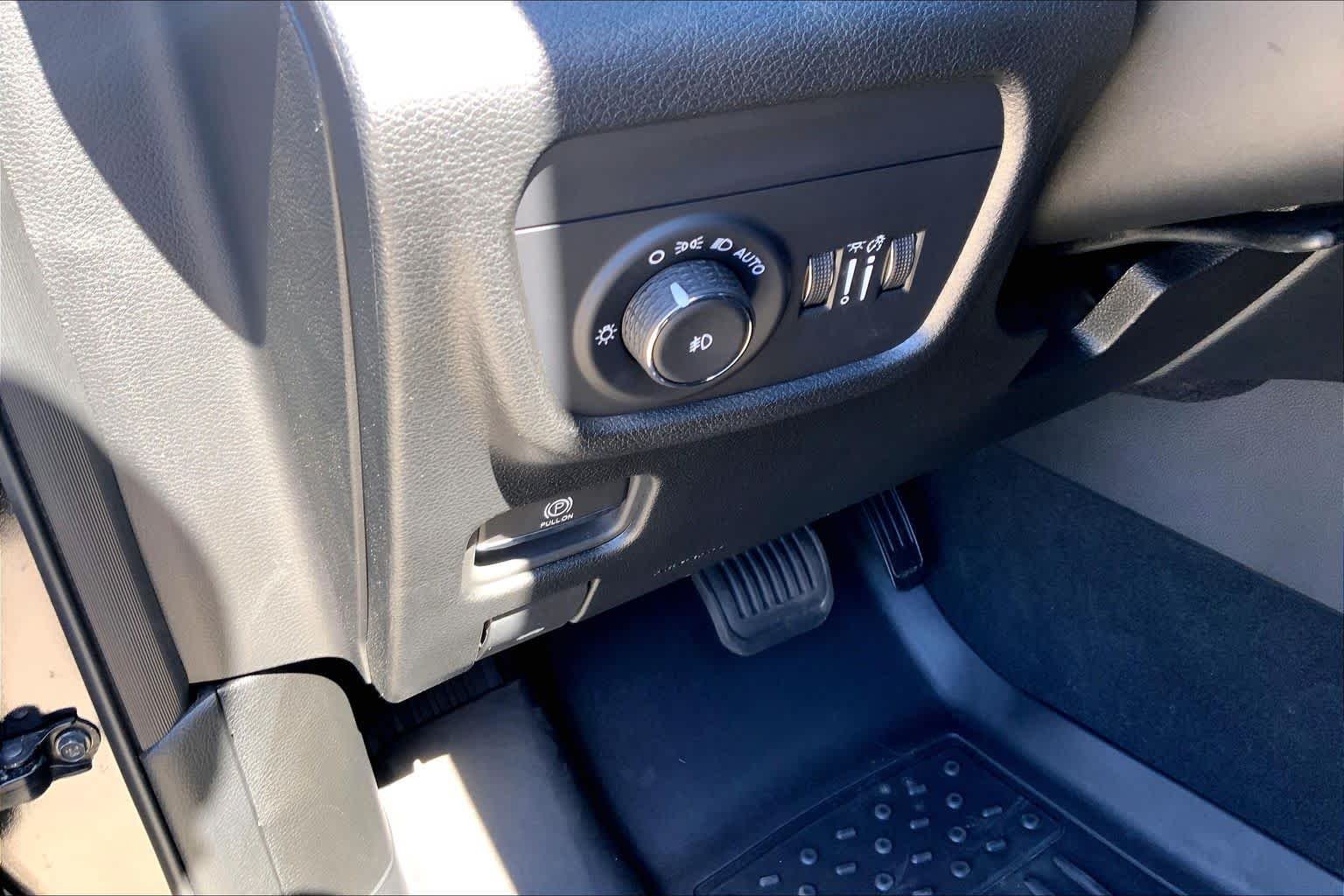 Used 2024 Diamond Black Crystal Pearlcoat Jeep Limited image 32