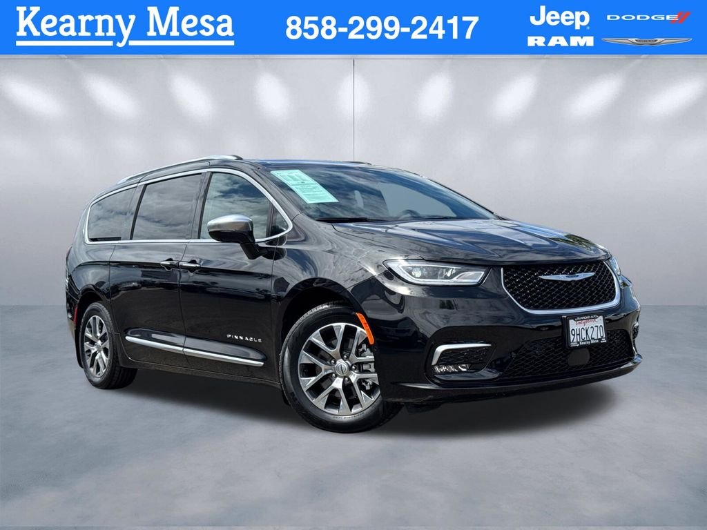 2022 Chrysler Pacifica Hybrid Pinnacle Hybrid's photo