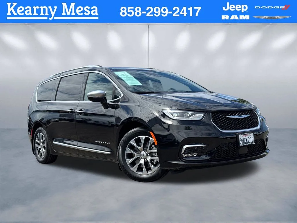 2022 Chrysler Pacifica Hybrid Pinnacle Hybrid's photo