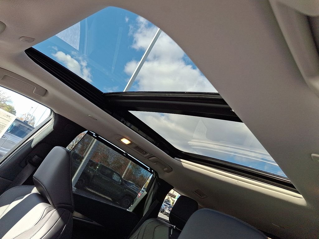 New 2026 RADIANT WHITE INFINITI Luxe AWD image 11