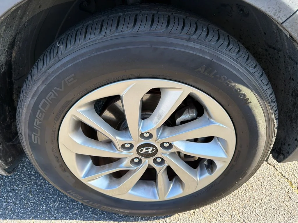 Used 2017 Black Hyundai SE Plus image 12