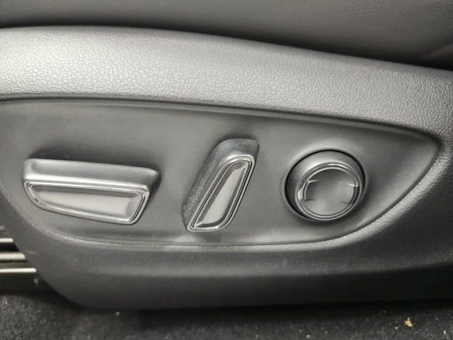Used 2025  Toyota XLE Premium image 18