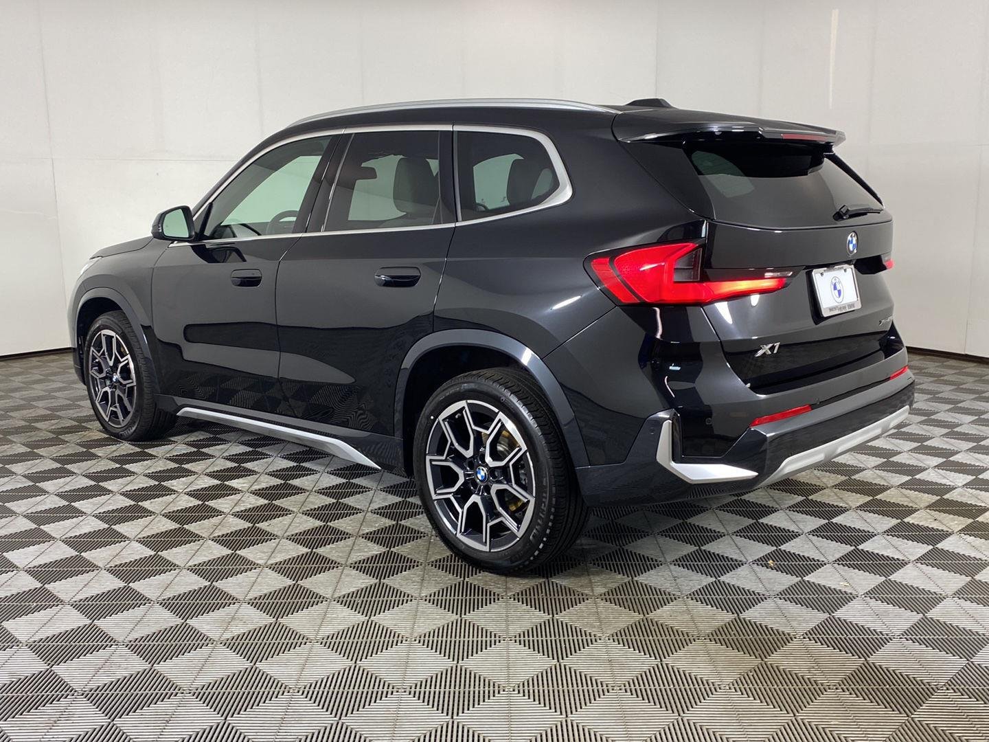 Used 2026 Black Sapphire Metallic BMW xDrive28i image 9
