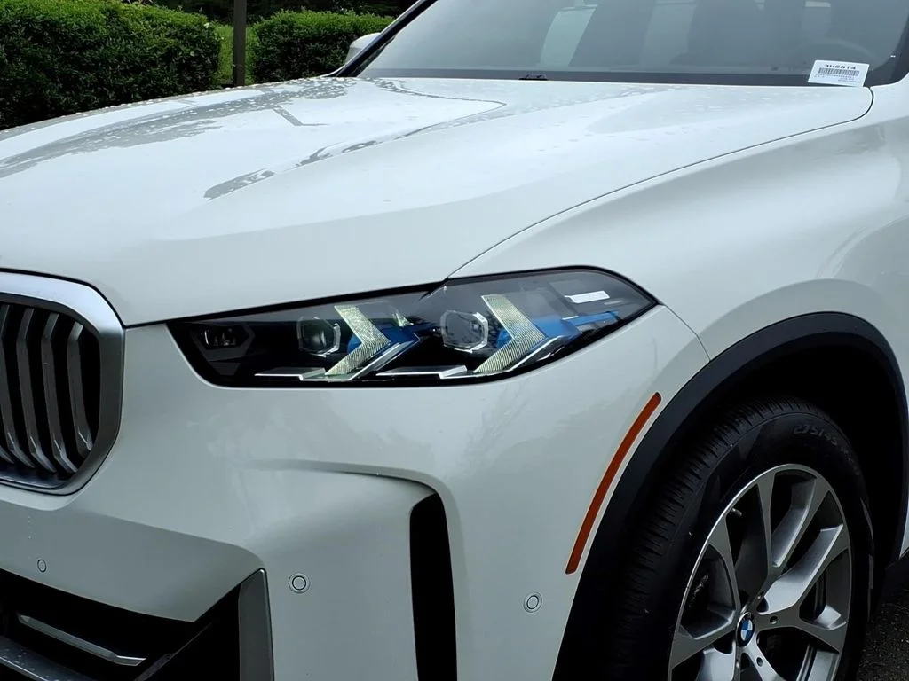 Used 2025 White BMW xDrive40i image 27