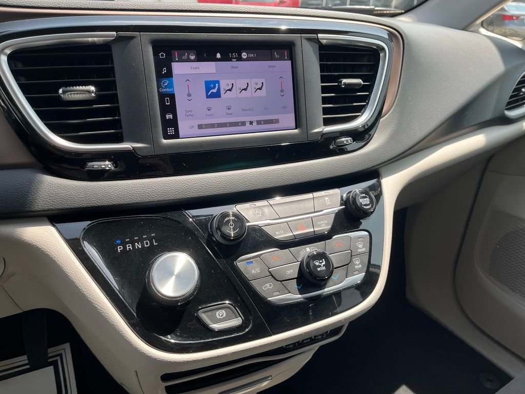 Used 2022 Silver Chrysler LX image 17