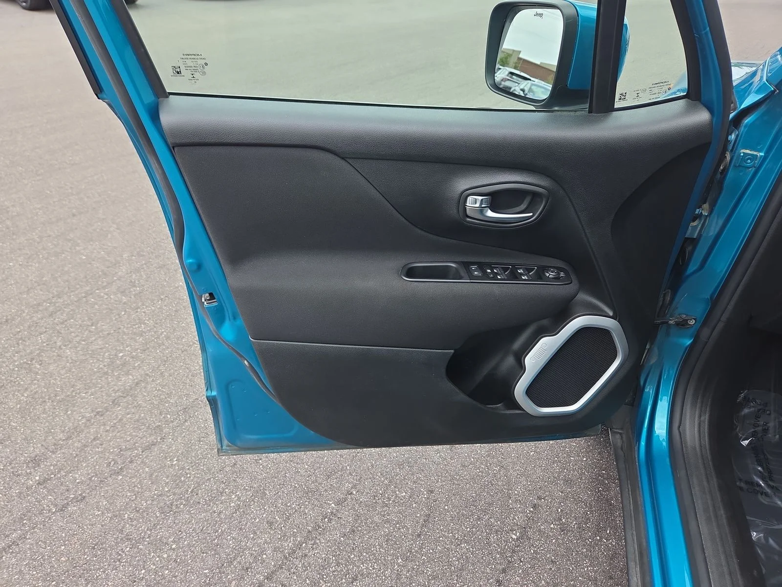 Used 2021 Bikini Metallic Clearcoat Jeep Latitude image 11