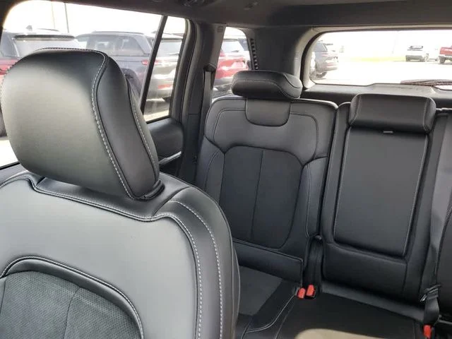 New 2026 Diamond Black Crystal Pearl-Coat Exterior Paint Jeep Altitude image 14