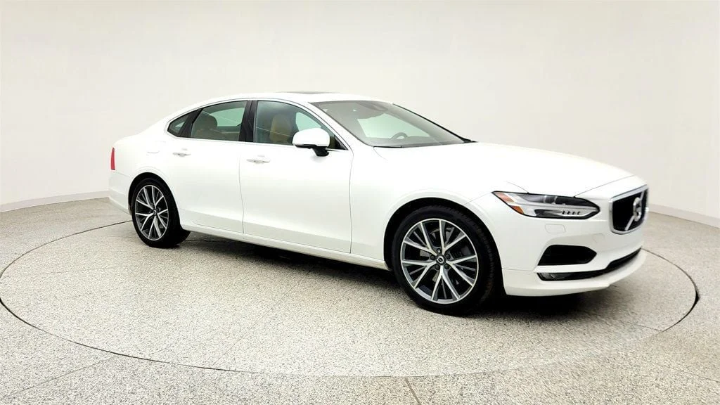 Used 2017 Crystal White Pearl Volvo T6 AWD Momentum w/ Vision & Momentum Plus Package image 3