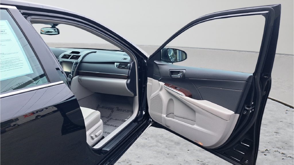 Used 2014 Black Toyota XLE image 15