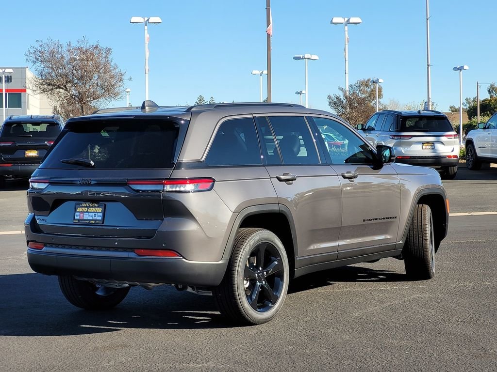 New 2026 Baltic Gray Metallic Clear-Coat Exterior Paint Jeep Limited image 3