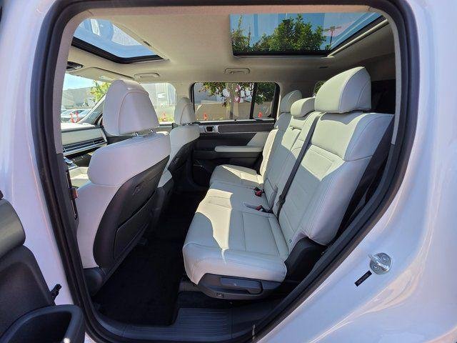 2025 Hyundai Santa Fe Limited - Photo 19