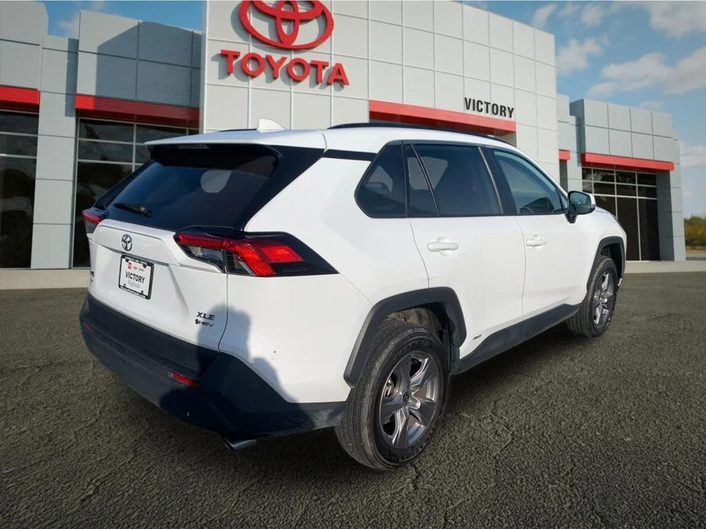 Used 2025 White Toyota XLE image 3