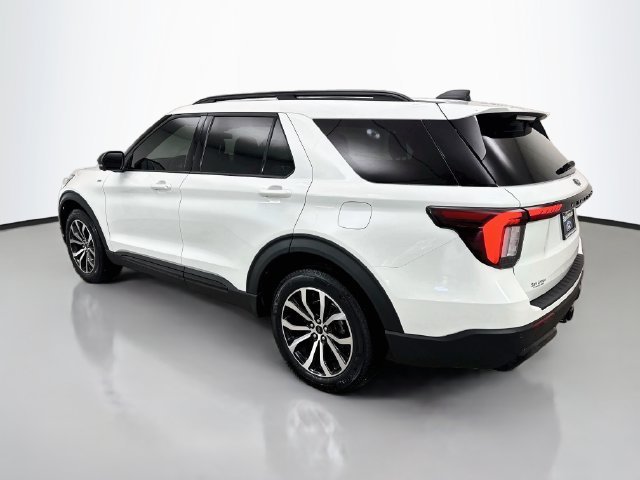 Used 2025 White Metallic Ford ST-Line image 5