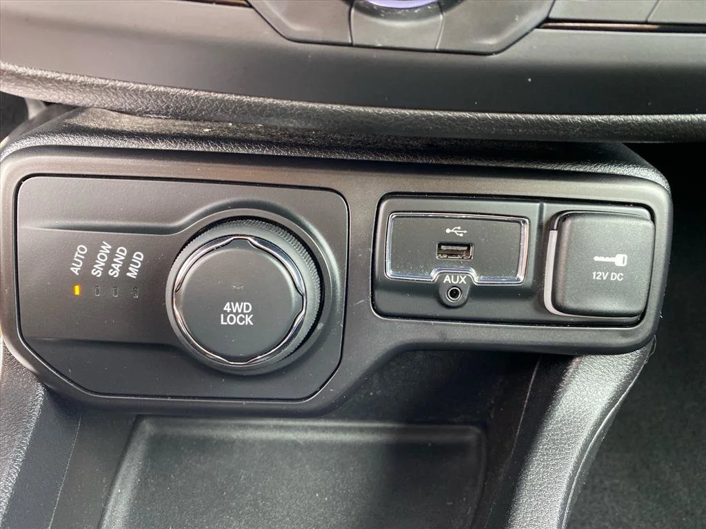 Used 2018 Black Jeep Latitude image 14