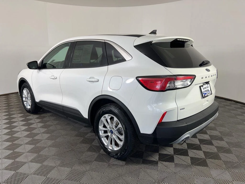 Used 2022 White Metallic Ford SE image 7