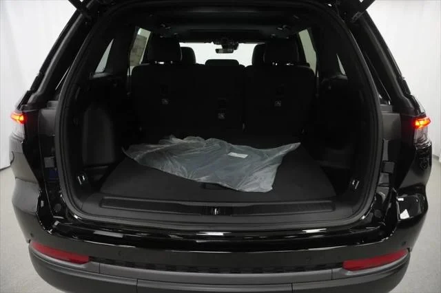 New 2026 Diamond Black Crystal Pearl-Coat Exterior Paint Jeep Laredo image 30
