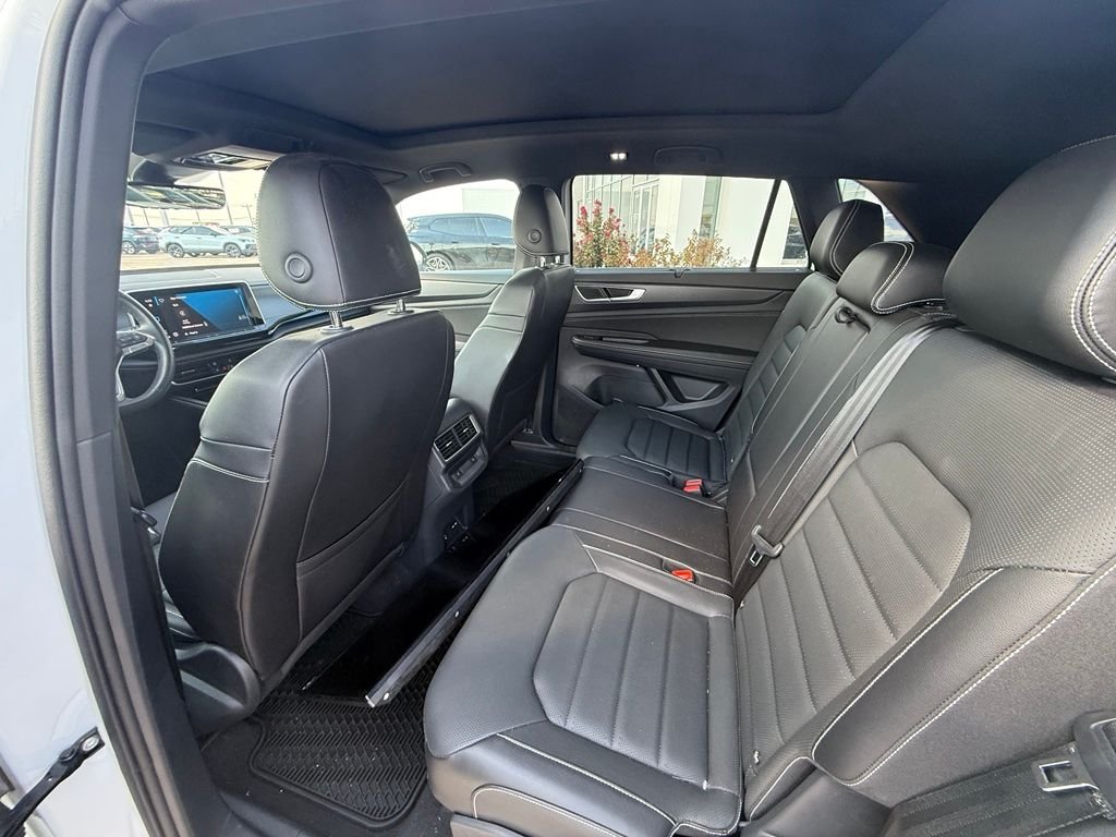 Used 2024  Volkswagen 2.0T SEL R-Line image 11