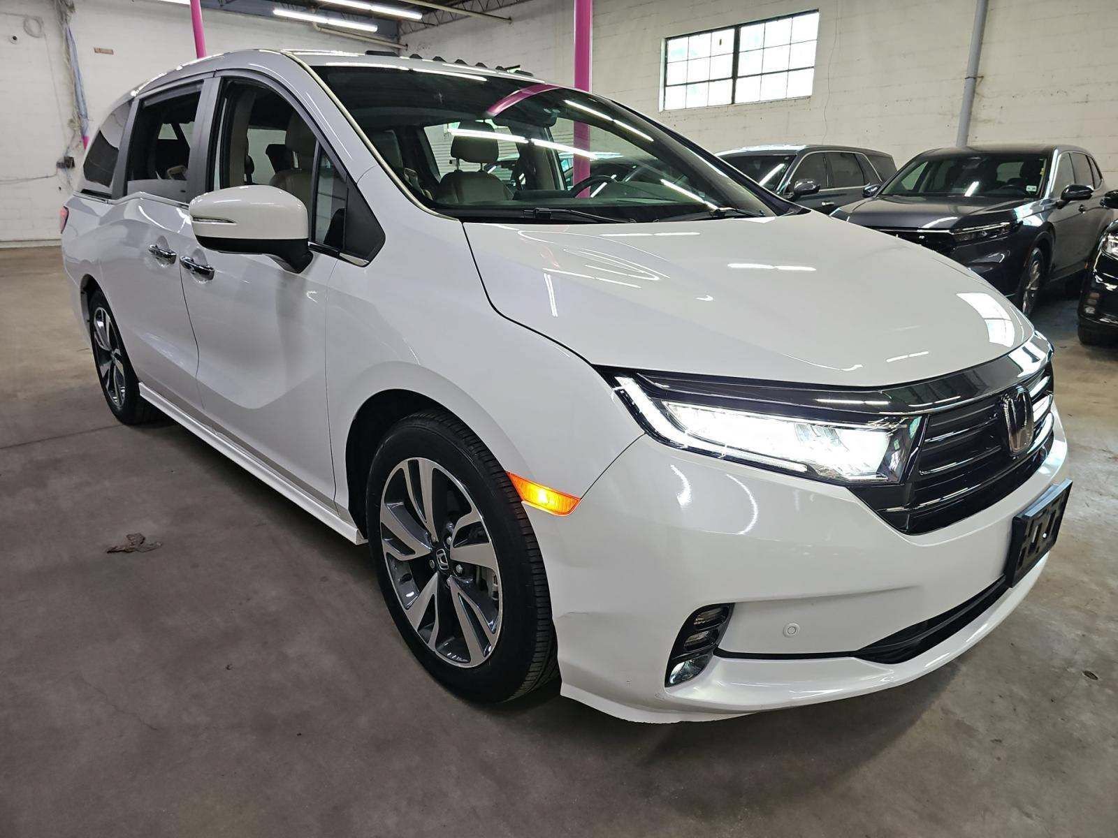 Certified Used 2024 Platinum White Pearl Honda Touring image 5