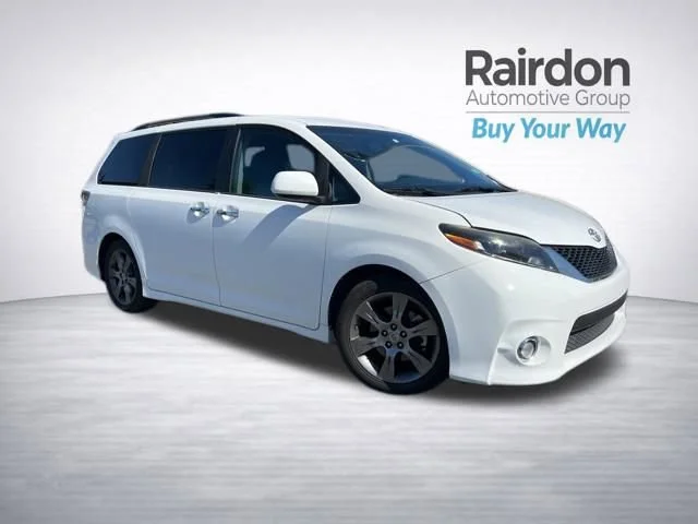 2015 Toyota Sienna SE V6 8-Passenger's photo