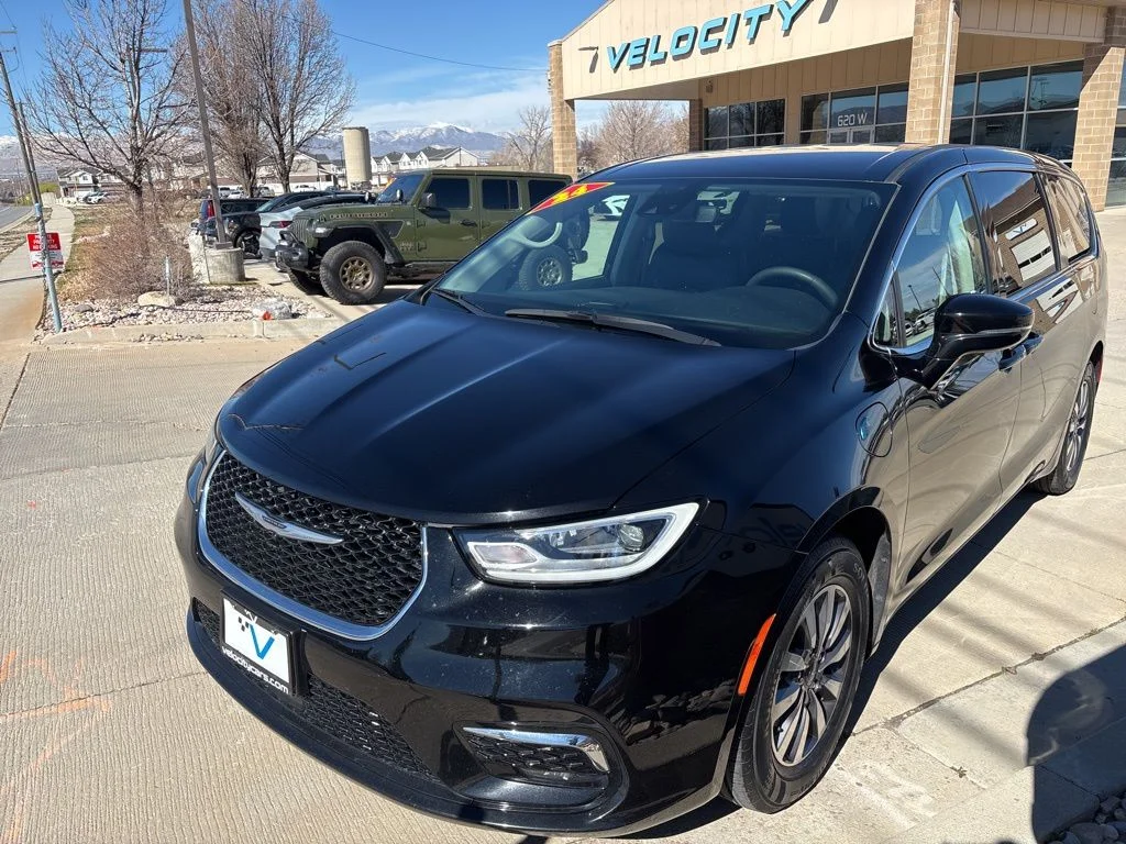 Used 2024 Black Chrysler Select image 3
