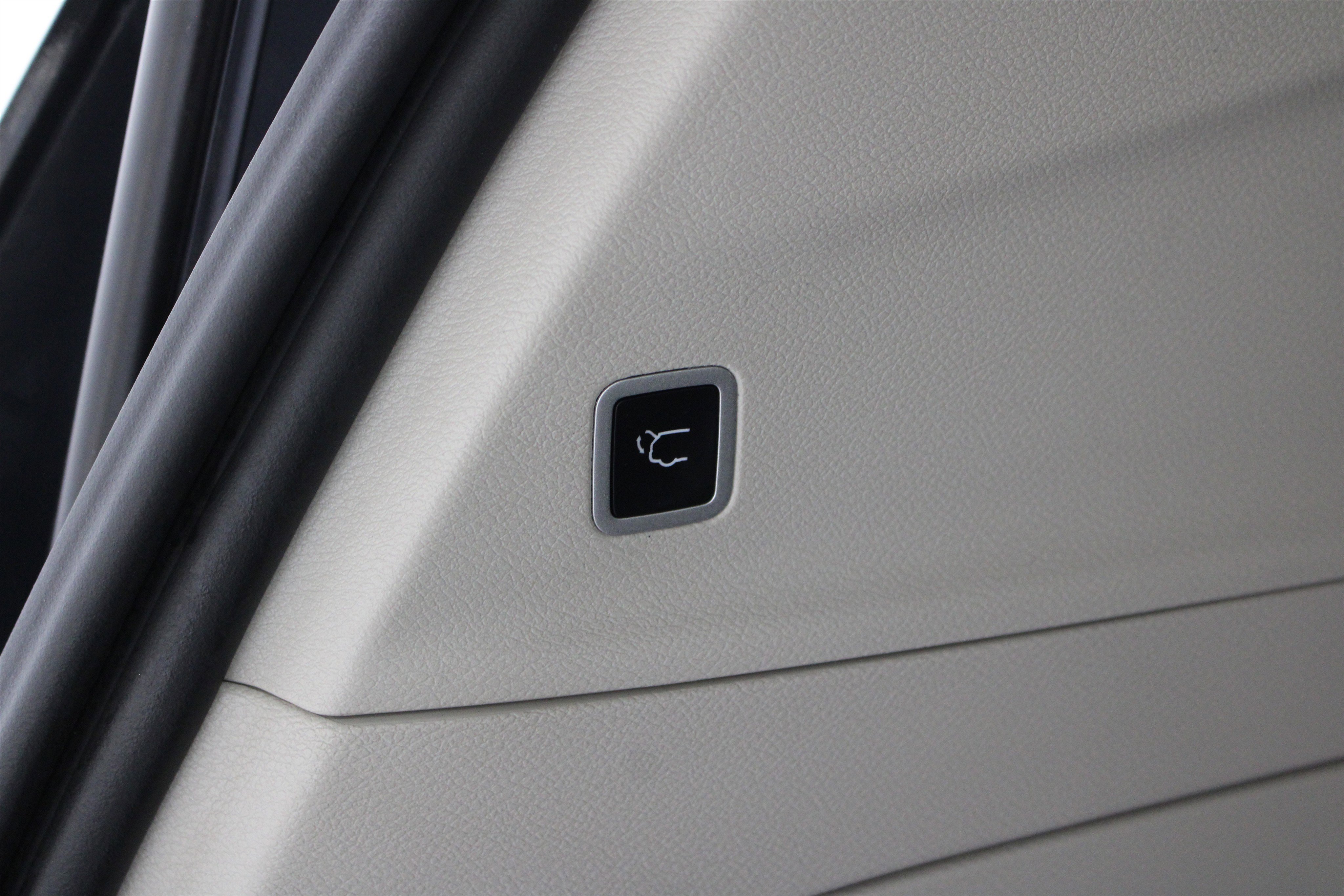 Used 2023 Bright White Clearcoat Chrysler Limited image 25