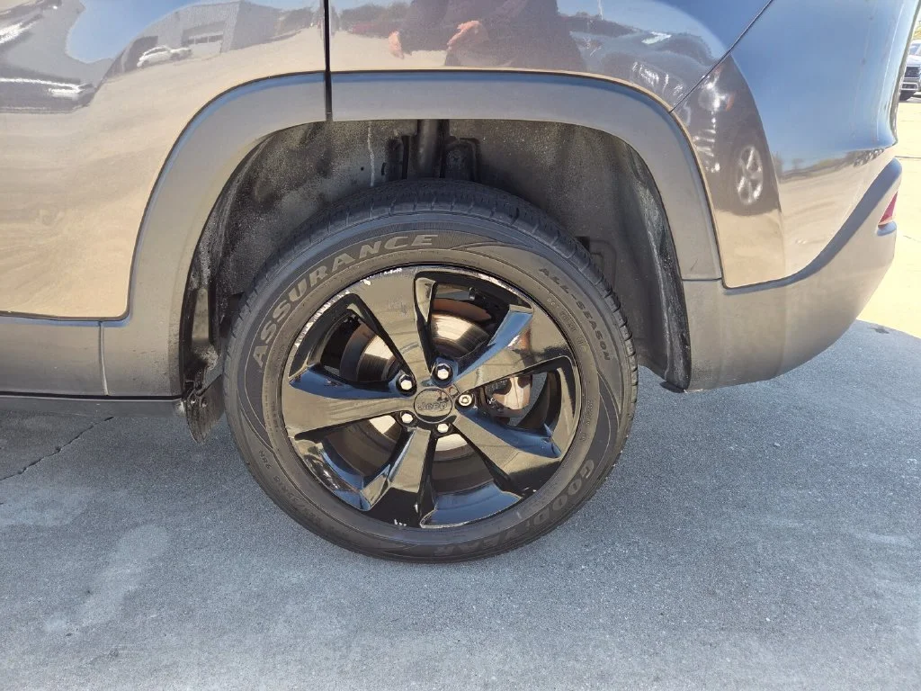 Used 2018 Gray Jeep Latitude image 25