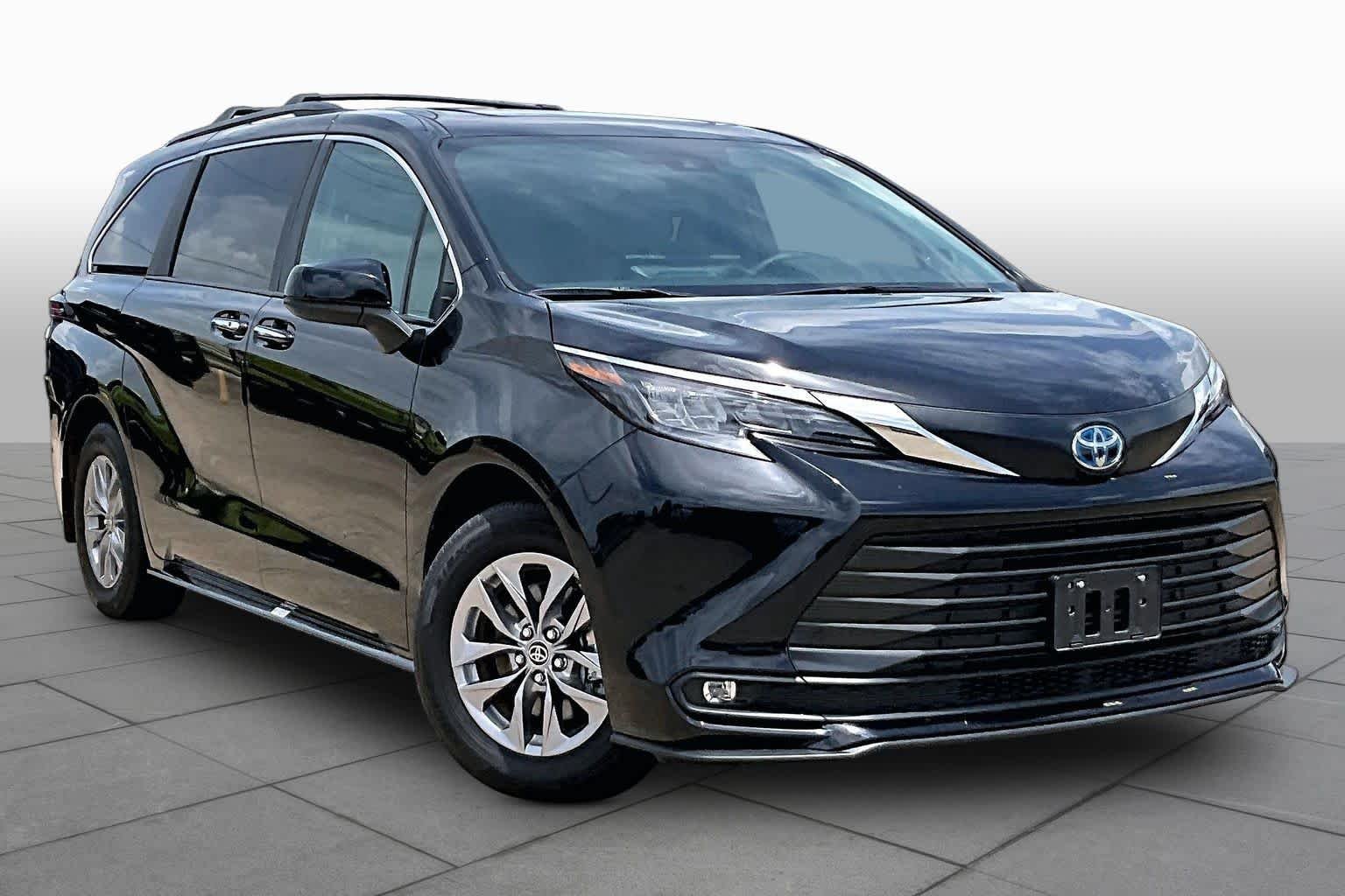 Used 2025 Midnight Black Metallic Toyota XLE image 3