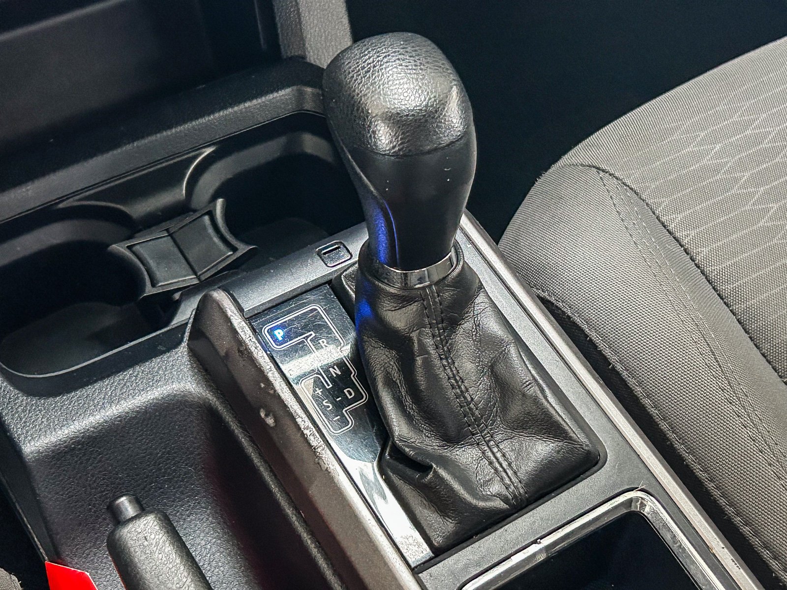 Used 2018 MAGNETIC GRAY MET TOYOTA TRUCK SR5 image 19