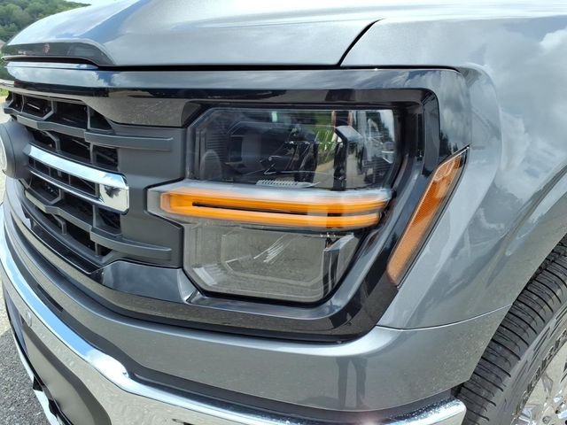 New 2026 Carbonized Gray Metallic Ford XLT image 5