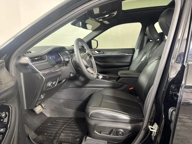 Used 2023 Diamond Black Jeep Overland image 11