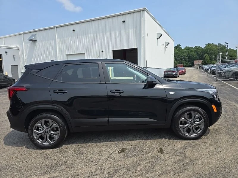Used 2024 Black Kia LX image 9
