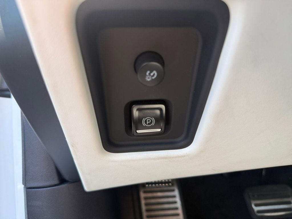Used 2023 White Chevrolet Stingray image 36