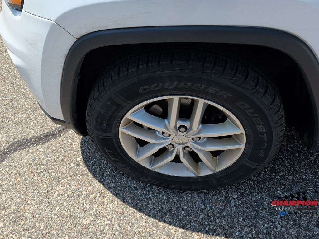 Used 2017 White Jeep Laredo image 9