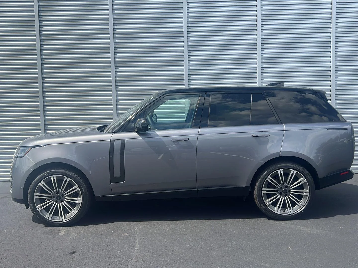 New 2026 Eiger Grey Metallic Land Rover SE image 2