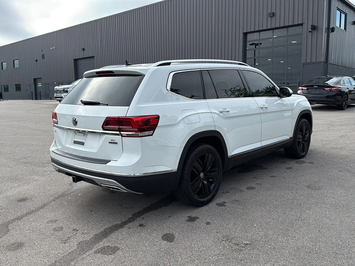 Used 2018 Pure White Volkswagen 3.6L V6 SEL Premium image 3