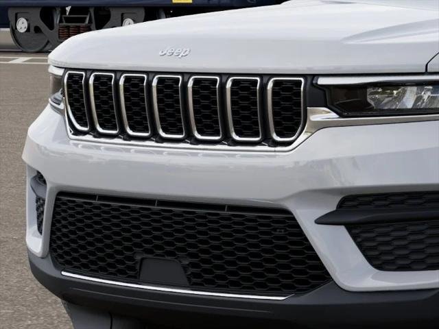 New 2026 Bright White Clear-Coat Exterior Paint Jeep Laredo X image 7