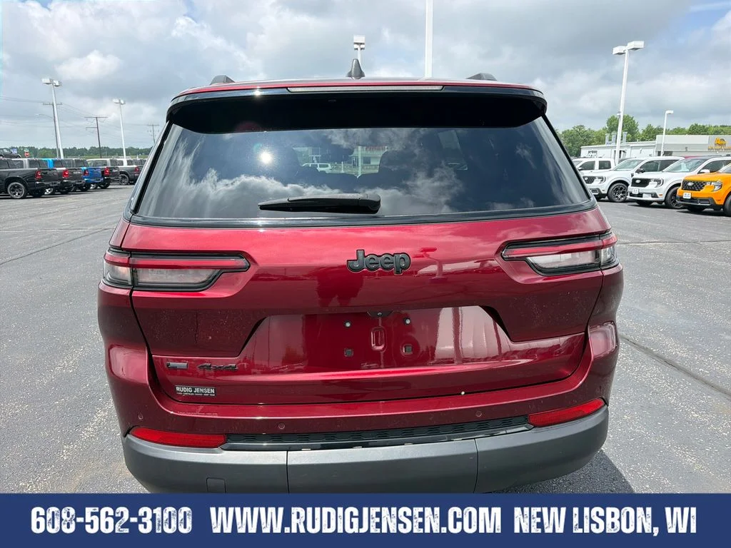 Used 2023 Velvet Red Pearlcoat Jeep Altitude image 4