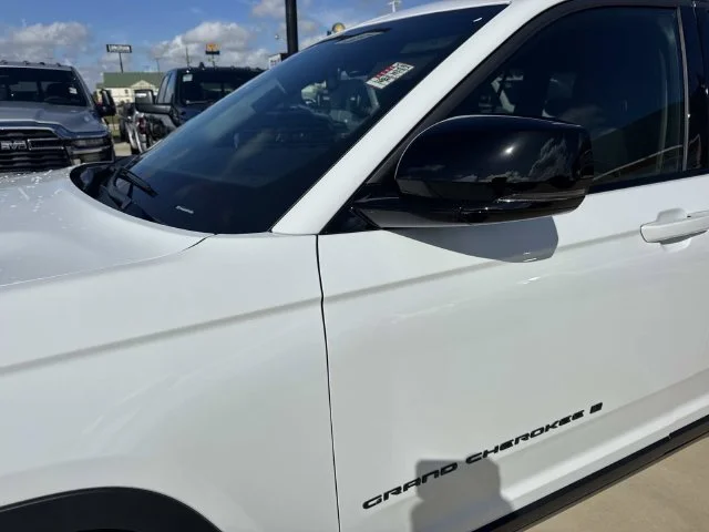 New 2027 Bright White Clear-Coat Paint Jeep Laredo Altitude image 10