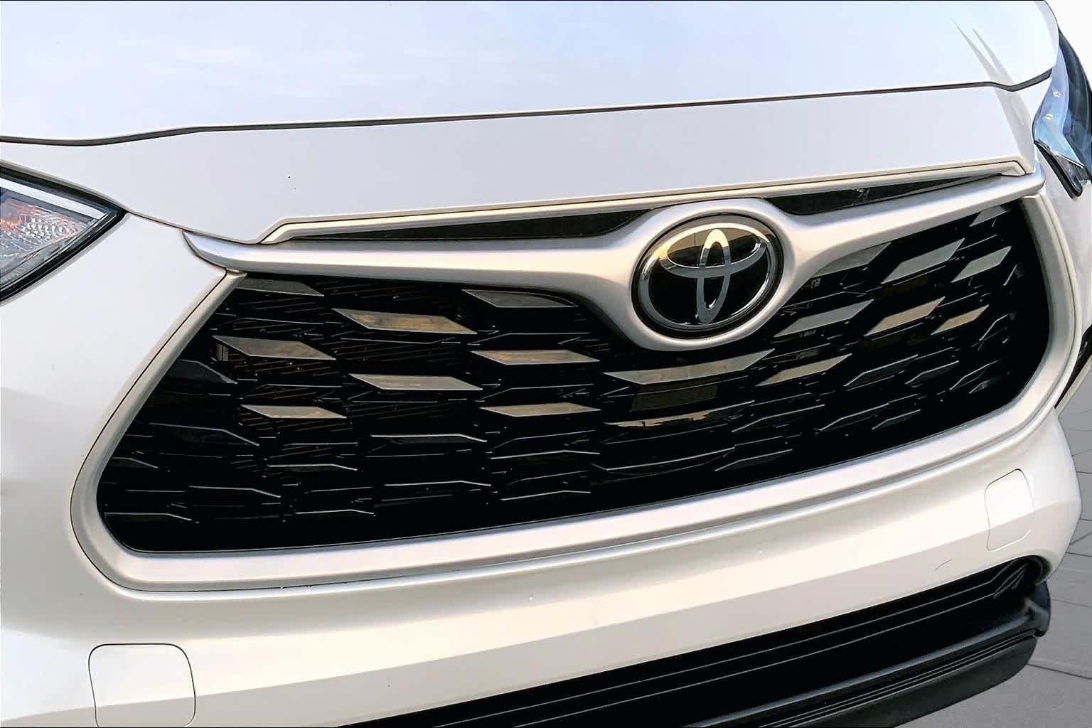 Used 2023 Wind Chill Pearl Toyota XLE image 29