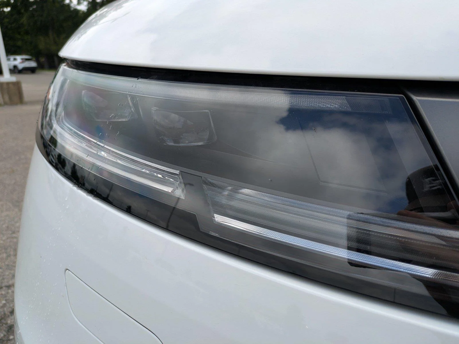 Used 2024 Fuji White Land Rover SE image 10