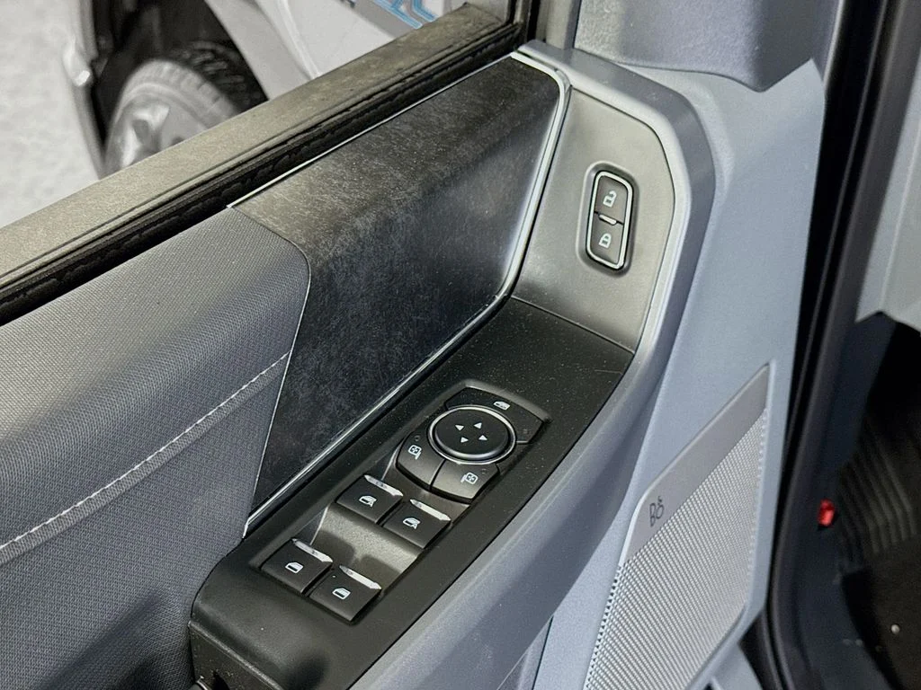 2025 Ford F-150 Lightning Flash - Photo 18