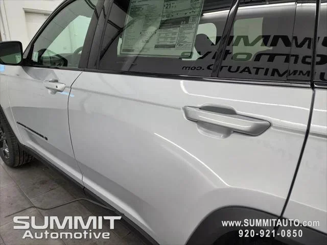 New 2025 Silver Zynith Exterior Paint Jeep Limited image 43