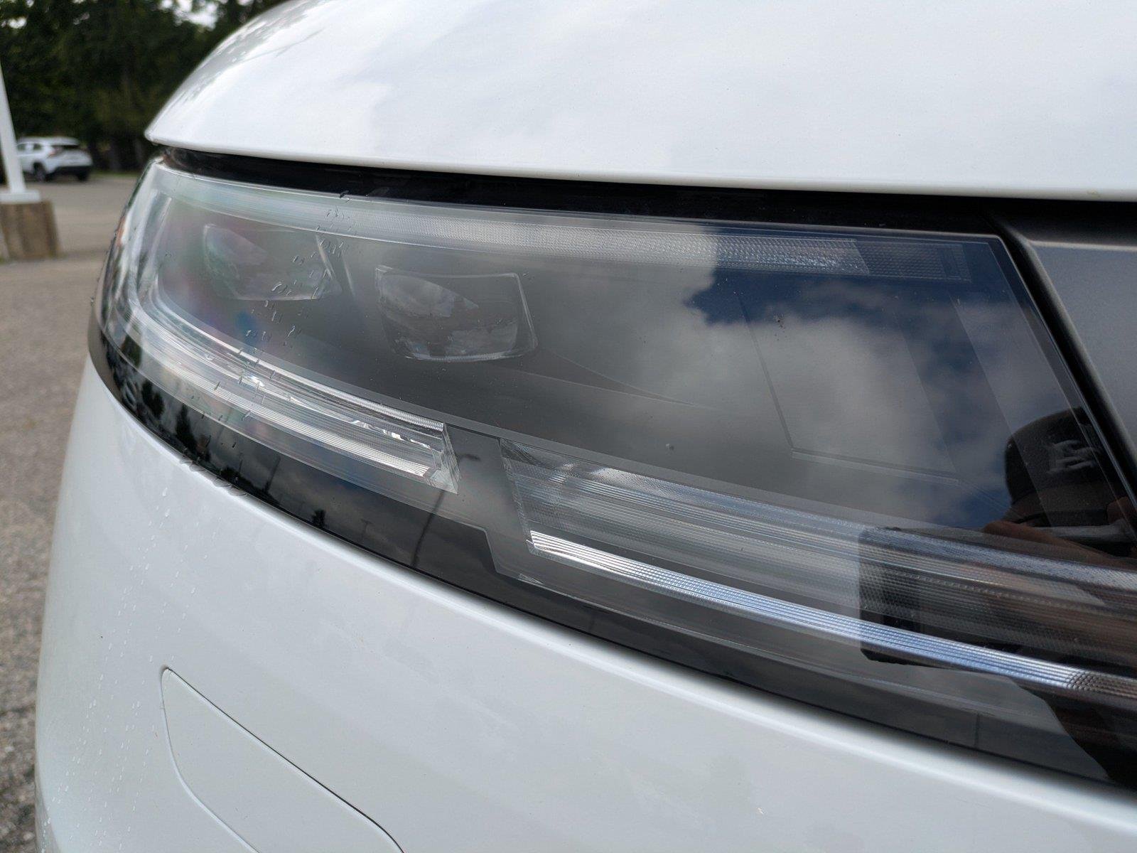 Used 2024 Fuji White Land Rover SE image 10