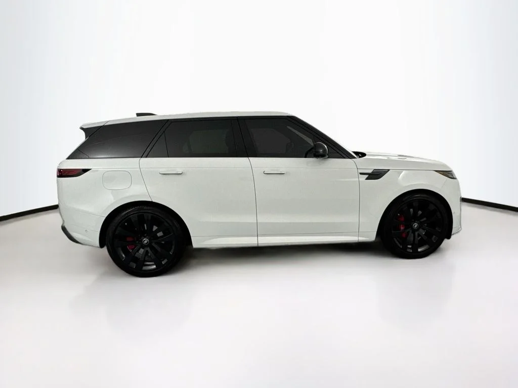 Certified Used 2023 White Land Rover SE Dynamic image 4
