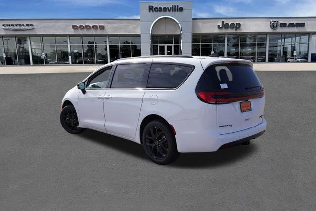 New 2026 Bright White Clear-Coat Exterior Paint Chrysler Limited image 6
