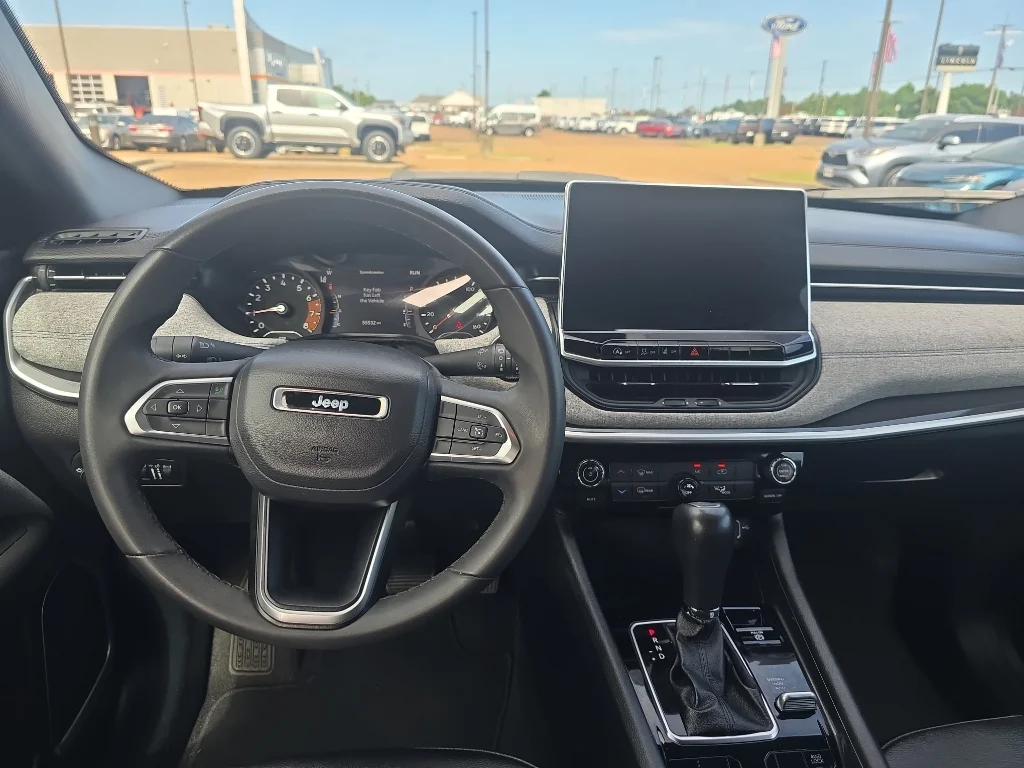 Used 2024 Diamond Black Crystal Pearlcoat Jeep Latitude image 5