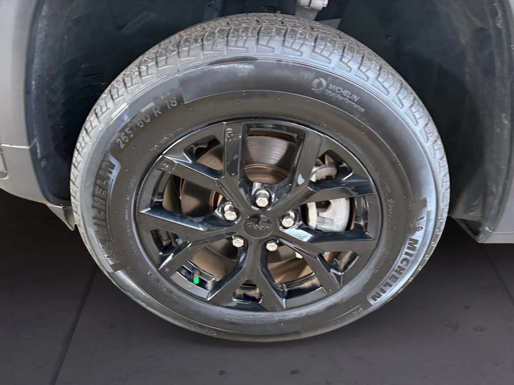 Used 2024 Gray Jeep Altitude image 9
