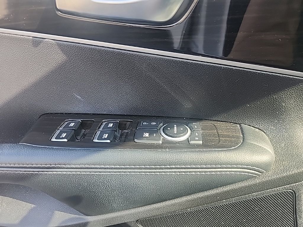 Used 2019 White Kia LX image 25