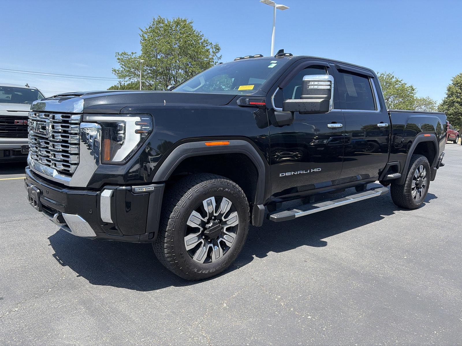 Used 2025 Onyx Black GMC Denali image 3